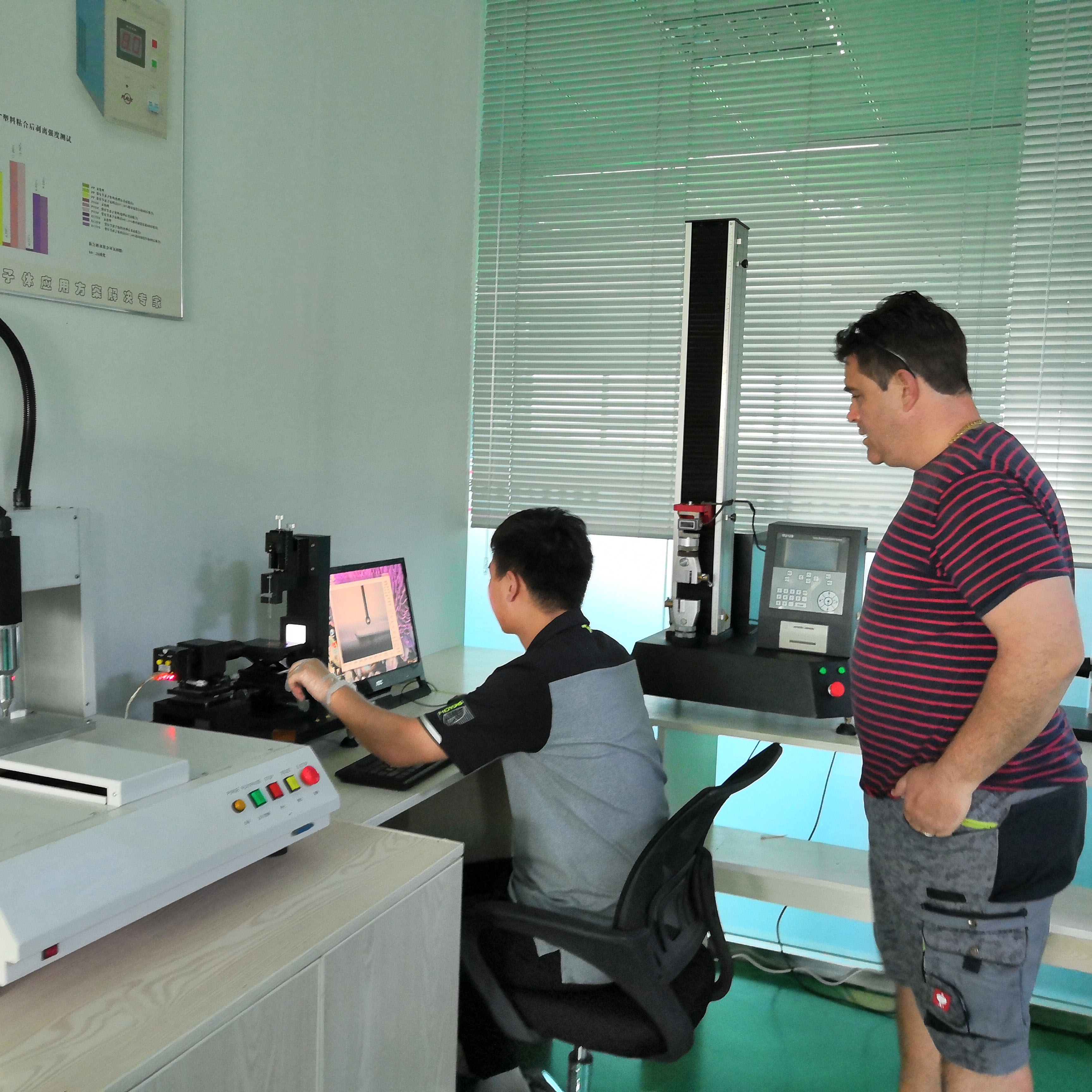 豆奶视频在线观看工程师为Peter De Jongh检验豆奶视频APP官网机处理效果