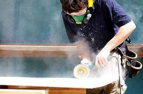 切割、打磨作业